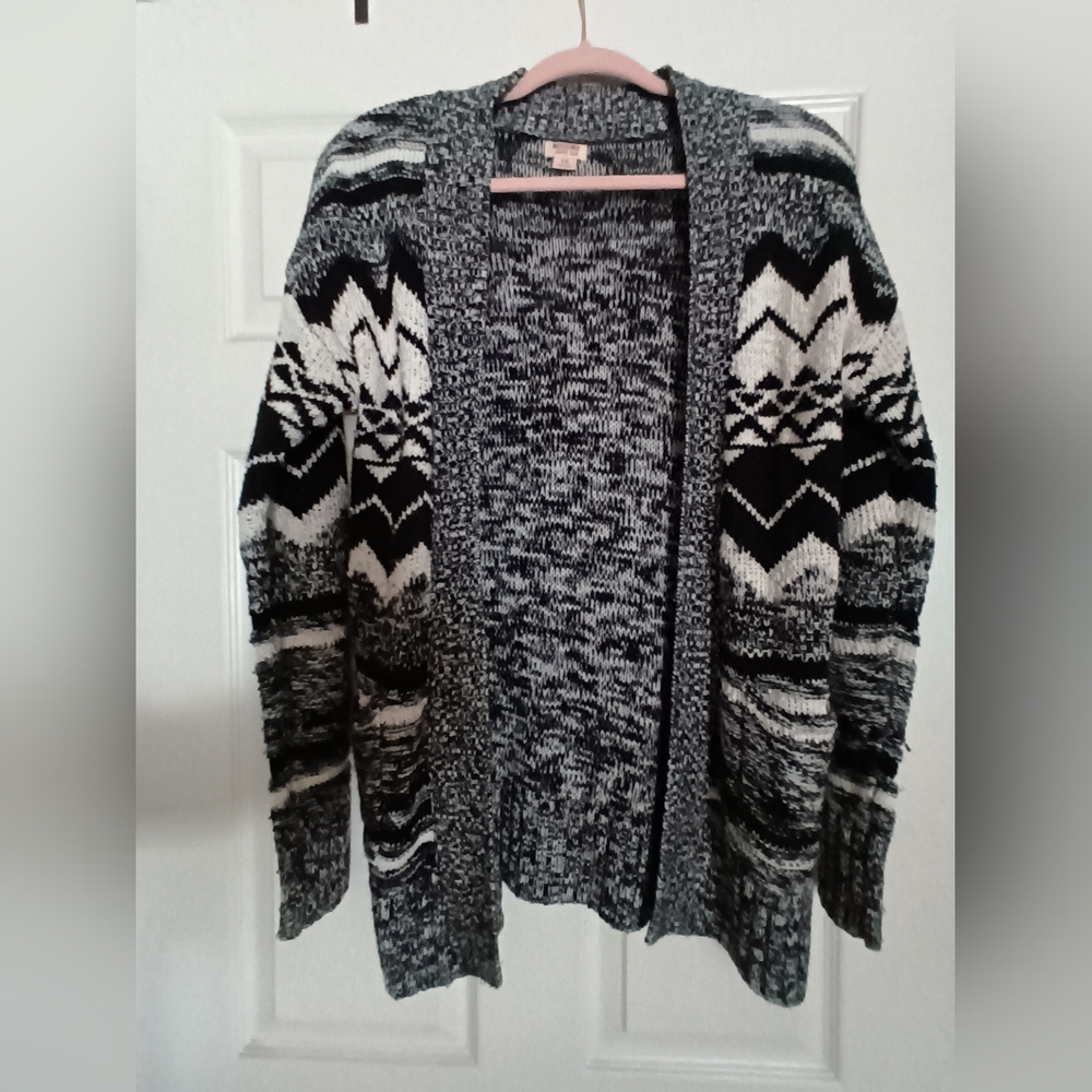 Black and white zig zag sweater - Picture 3 of 9